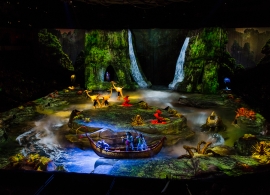 Entre títeres, cometas y proyecciones multimedia: la escenografía de Toruk