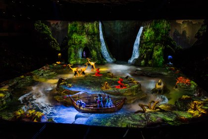 Entre títeres, cometas y proyecciones multimedia: la escenografía de Toruk