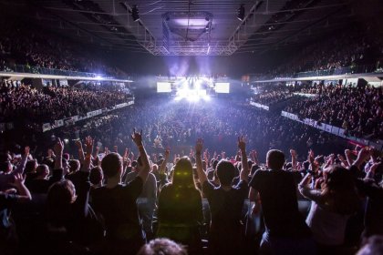 Msica, deporte y coches llenan Navarra Arena