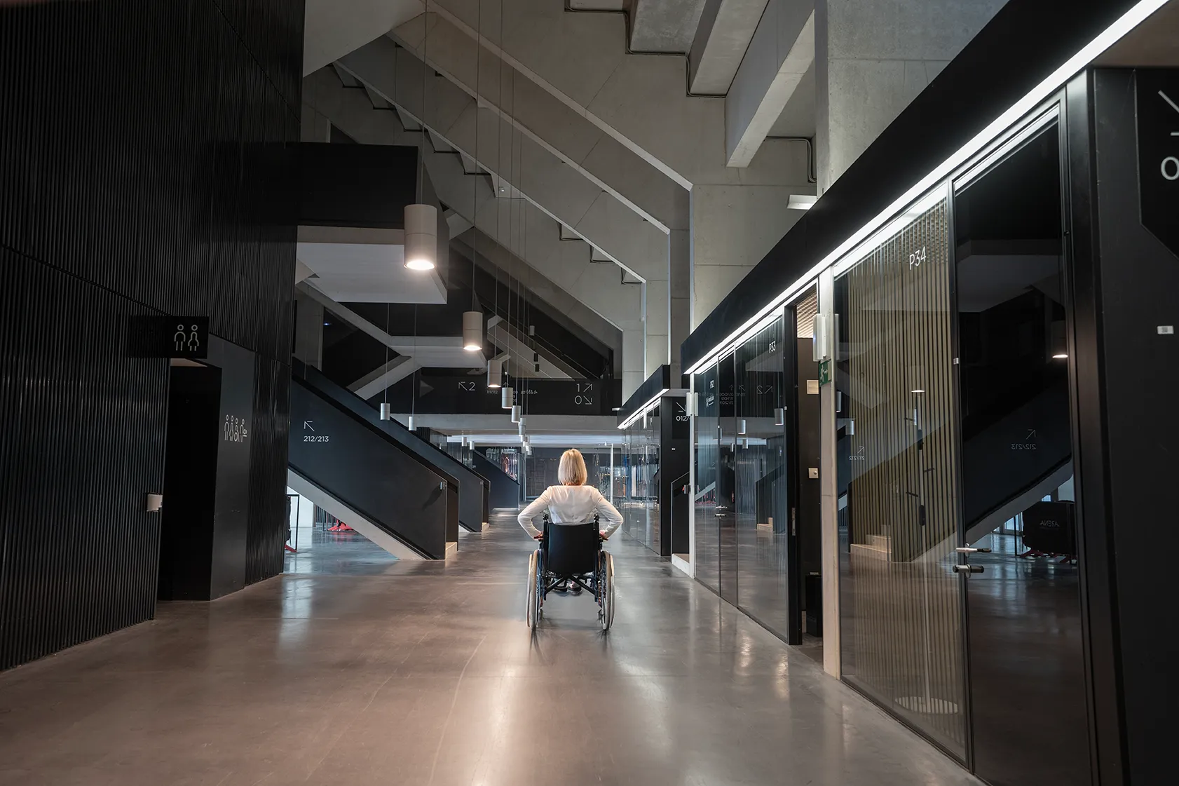 Imagen de pasillo de Navarra Arena con una persona en silla de ruedas